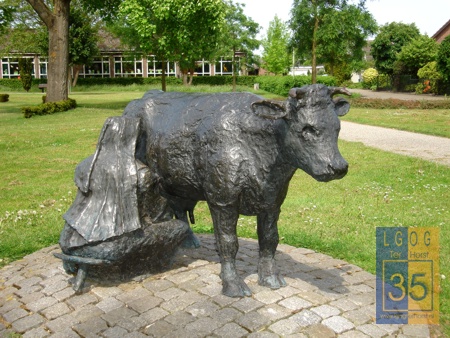 Grubbenvorst  monument Melkende Non